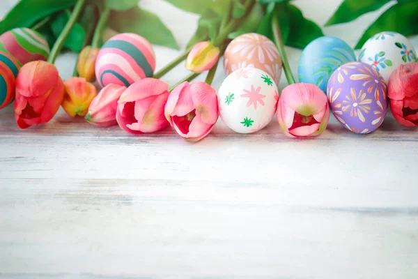 Colorate Uova Pasqua Con Fiori Tulipano Sfondo Legno Festa Vacanze — Foto Stock