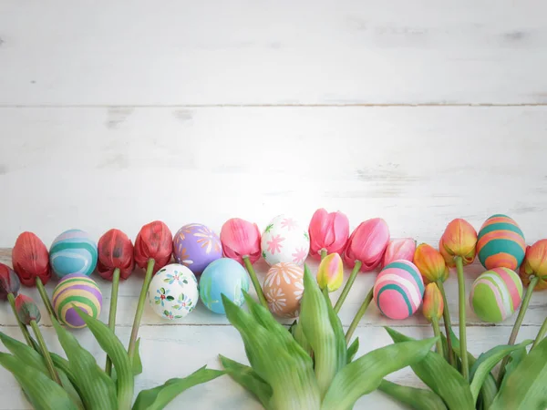 Färgglada Påskägg Med Tulpan Blommor Trä Bakgrund Festival Och Semester — Stockfoto