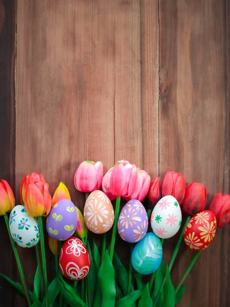 Ovos Páscoa Coloridos Com Flores Tulipa Fundo Madeira Festival Férias — Fotografia de Stock