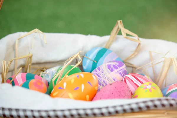 Färgglada Påskägg Korgen Grönt Gräs Gården Festival Och Helgdag Våren — Stockfoto