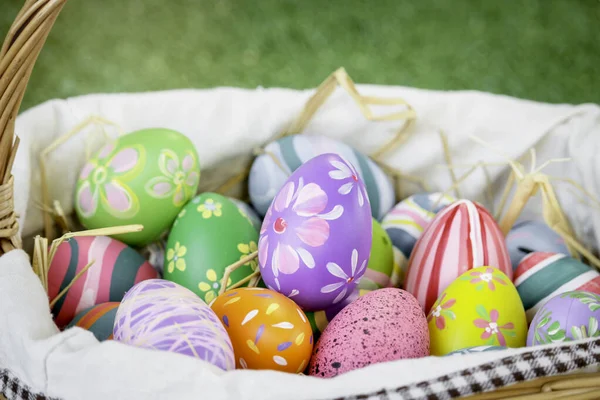 Ovos Páscoa Coloridos Cesta Grama Verde Quintal Festival Primavera Férias — Fotografia de Stock