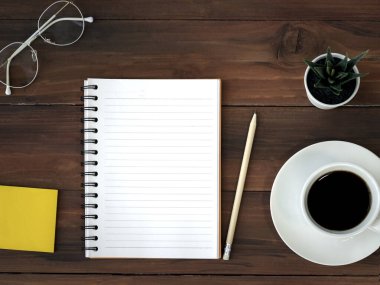 Üst kattaki ahşap ofis çalışma alanı fotokopi alanı, ofis malzemeleri ve kahve karışımı çalışma masası. 