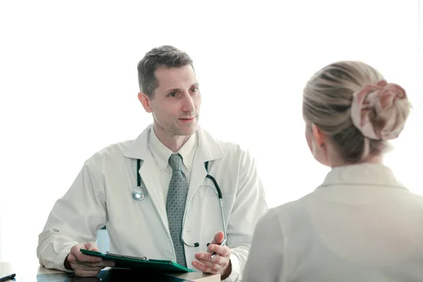 Dokter Legt Gezondheidsproblemen Uit Aan Patiënt Arts Patiënt Serieus Bespreken — Stockfoto