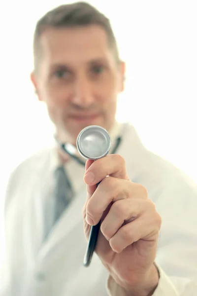 Arzt Hält Stethoskop Auf Weißem Hintergrund Selektiver Fokus Medizinische Versorgung — Stockfoto