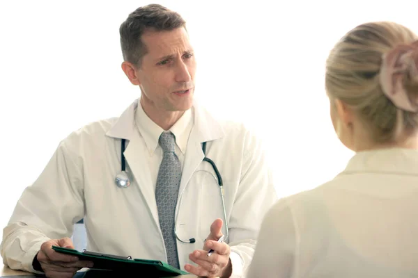 Médico Explicando Los Problemas Salud Paciente Médico Paciente Discutiendo Seriamente — Foto de Stock