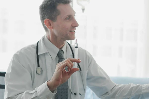 Jeringa Sujeción Mano Del Médico Lista Para Hacer Inyección Atención — Foto de Stock