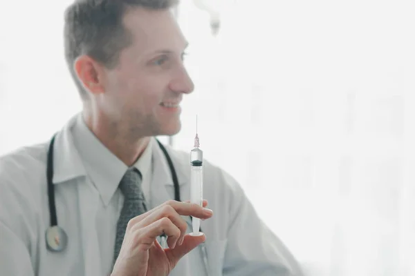 Artsenhand Met Spuit Klaar Voor Injectie Gezondheidszorg Ziekenhuisconcept — Stockfoto