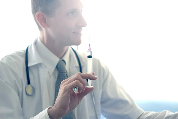 Artsenhand Met Spuit Klaar Voor Injectie Gezondheidszorg Ziekenhuisconcept — Stockfoto