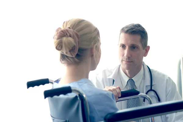 Médico Explicando Los Problemas Salud Paciente Que Pone Silla Ruedas — Foto de Stock