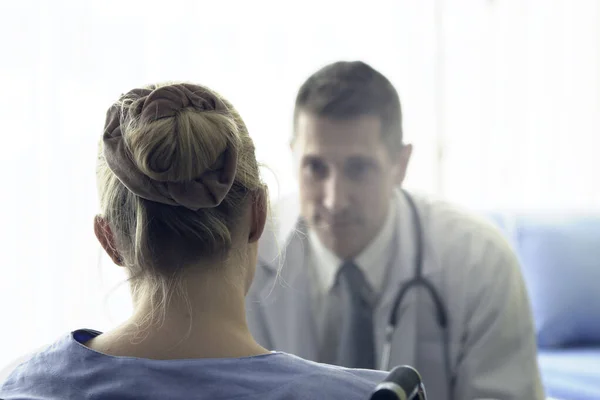 Médico Explicando Los Problemas Salud Una Paciente Que Pone Silla — Foto de Stock