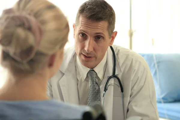 Médico Explicando Los Problemas Salud Una Paciente Que Pone Silla — Foto de Stock