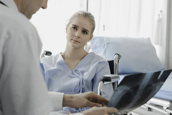 Joven Mujer Hermosa Paciente Silla Ruedas Escuchando Una Explicación Médico — Foto de Stock