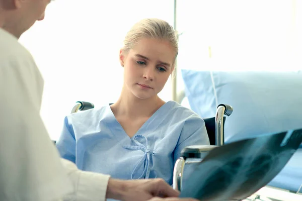 Jonge Mooie Vrouw Patiënt Een Rolstoel Luisteren Naar Een Uitleg — Stockfoto