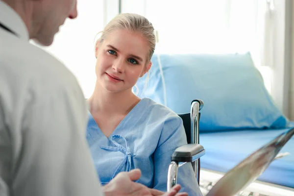 Joven Mujer Hermosa Paciente Silla Ruedas Escuchando Una Explicación Médico — Foto de Stock