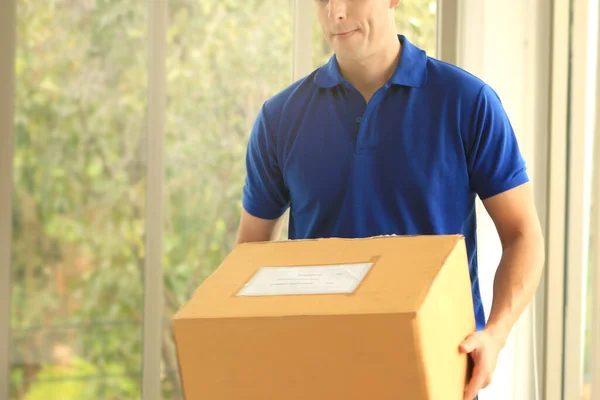 Uomo Consegna Blu Shirt Contenente Pacco Scatola Monitoraggio Spedizione Corriere — Foto Stock