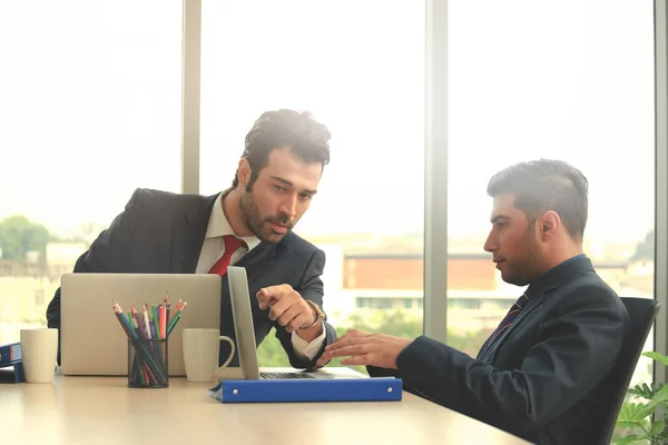 Dos Jóvenes Empresarios Que Utilizan Computadora Portátil Discuten Seriamente Sobre — Foto de Stock