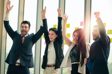 Neşeli ve mutlu bir başarı. Başarılı iş adamları konferans sonrası başarı hedeflerini kutlamak için kollarını kaldırıyor. Konferans sonrası başarı, imza üstüne takım çalışması ve kutlama konsepti.