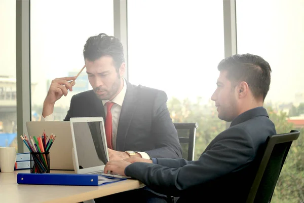 Dos Jóvenes Empresarios Que Utilizan Computadora Portátil Discuten Seriamente Sobre — Foto de Stock