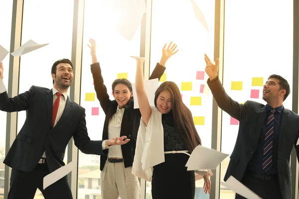 Felices Logros Exitosos Gente Negocios Celebrando Lanzando Papeles Documentos Negocios — Foto de Stock