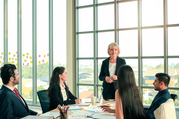 Logro Exitoso Mujer Negocios Senior Compartiendo Experiencia Éxito Dando Presentación — Foto de Stock