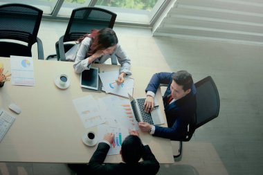 İş adamları proje çalışmaları hakkında ciddi şekilde tartışıyorlar, konferans odasında ofis masasında birlikte iletişim kuruyorlar, iş adamları konuşuyor ve iş yerindeki sorunların çözümlerini tartışıyorlar toplantı, toplantı ve konferans kurumsal kavram üzerine..