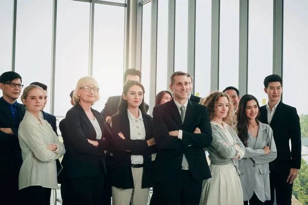 Gran Grupo Personas Negocios Inteligentes Exitosos Logros Pie Con Los — Foto de Stock