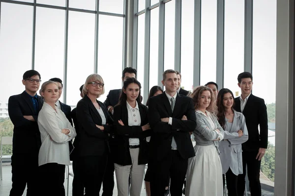 Gran Grupo Empresarios Inteligentes Exitosos Con Los Brazos Cruzados Reunión — Foto de Stock