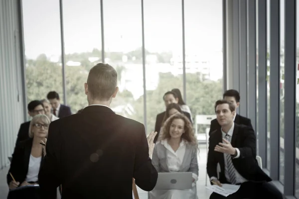 Grupo Gente Negocios Sentados Conferencia Juntos Escuchando Orador Dando Discurso — Foto de Stock