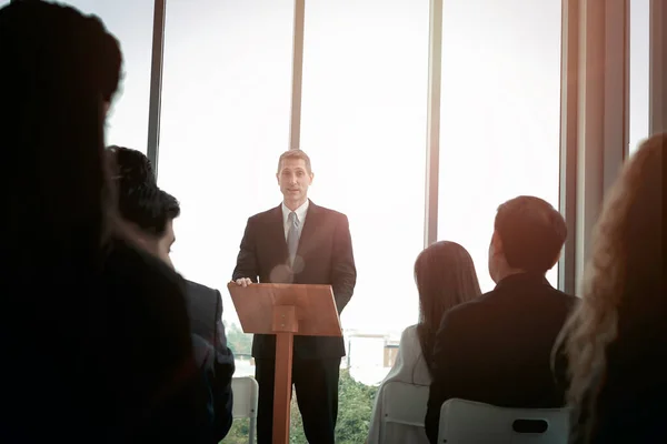 Grupo Empresarios Reunidos Una Conferencia Escuchando Ponente Dar Discurso Seminario — Foto de Stock