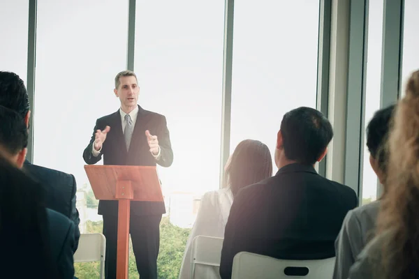 Empresario Exitoso Compartiendo Experiencias Dando Discurso Grupo Empresarios Sentados Conferencia — Foto de Stock