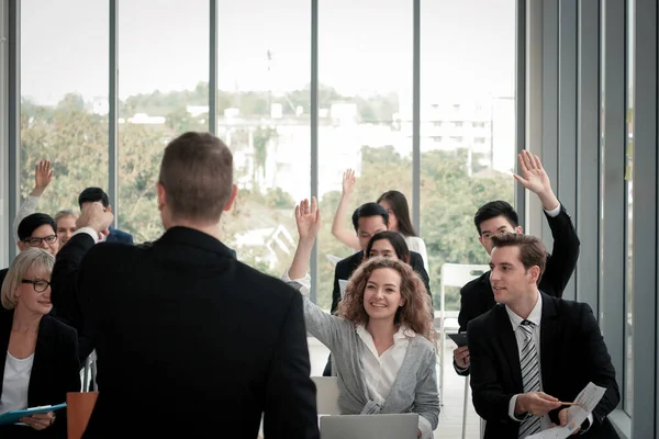 Empresarios Levantando Mano Para Hacer Preguntas Con Orador Conferencia Del — Foto de Stock