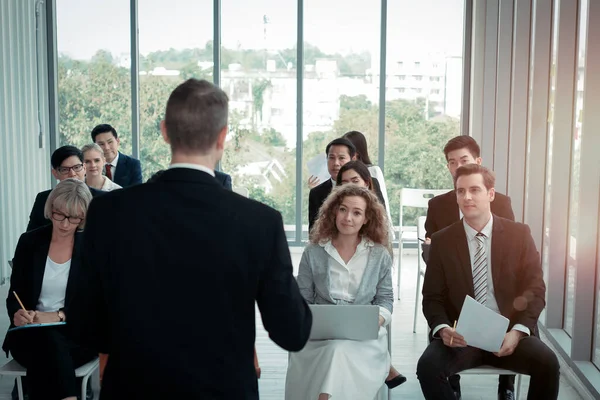 Grupo Empresários Sentados Conferência Juntos Ouvir Orador Dando Discurso Seminário — Fotografia de Stock