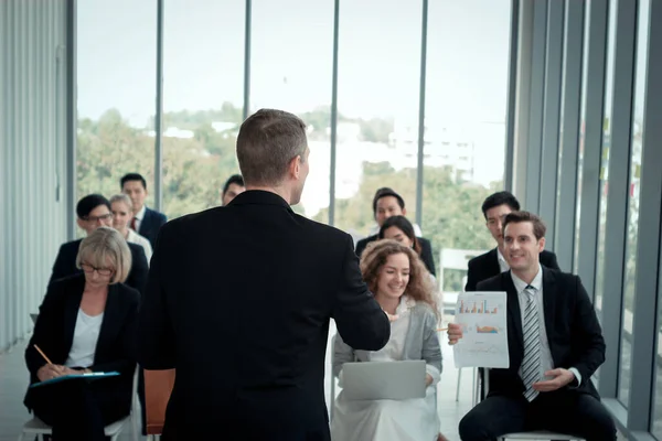 Grupo Gente Negocios Sentados Conferencia Juntos Escuchando Orador Dando Discurso — Foto de Stock