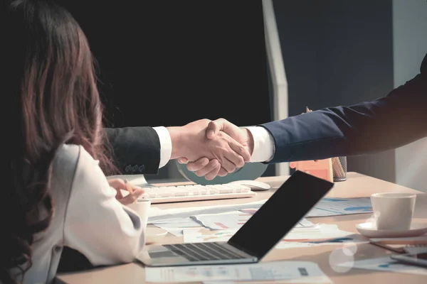 Logro Exitosos Hombres Negocios Estrechando Las Manos Después Presentación Reunión — Foto de Stock