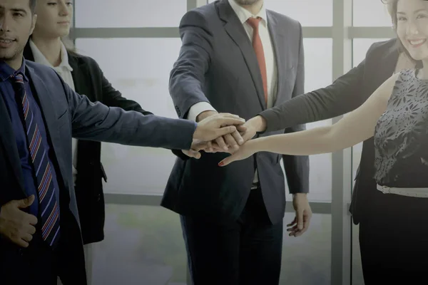 Empresarios Poniendo Las Manos Juntas Colegas Asociación Tomados Mano Unidad — Foto de Stock