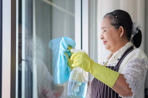 Счастливая Улыбающаяся Азиатская Пожилая Женщина Домохозяйка Резиновых Перчатках Чистящим Спреем — стоковое фото