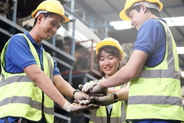 Fabrika fabrikasında el ele veren endüstri mühendisi ekibi, el ele tutuşan ortaklar, birlik ve takım çalışması el ele tutuşup destek veriyor.