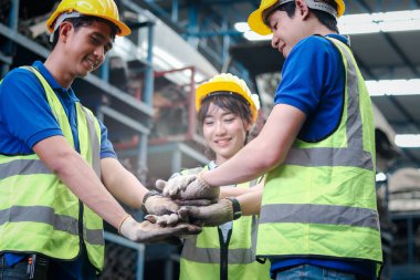Fabrika fabrikasında el ele veren endüstri mühendisi ekibi, el ele tutuşan ortaklar, birlik ve takım çalışması el ele tutuşup destek veriyor.