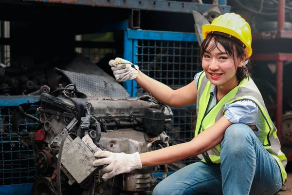 Pekerja Wanita Tersenyum Industri Mengenakan Helm Yang Diperbaiki Dengan Mesin — Stok Foto