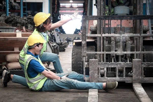 Yerinde Kaza Miğfer Takan Endüstriyel Mühendis Fabrika Şantiye Binasında Forklift — Stok fotoğraf