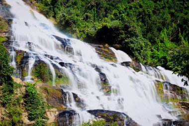 Mae Ya şelalesi, tropikal yağmur ormanlarında akan şelale, Doi Inthanon ulusal parkında katarakt, Tayland 'ın kuzeyinde Chiang Mai.