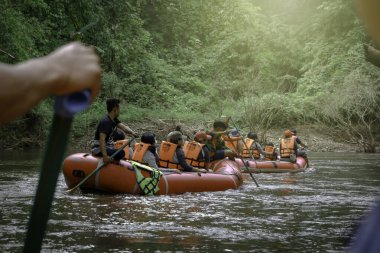 Thi Lor Su Şelalesi, Umphang, Tak, Tayland 'a giden su akarsu nehrinde rafting yapan bir grup turist. 2 Kasım 2019 'da.
