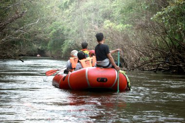 Thi Lor Su Şelalesi, Umphang, Tak, Tayland 'a giden su akarsu nehrinde rafting yapan bir grup turist. 2 Kasım 2019 'da.