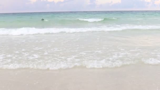 海浪冲刷在白沙滩上 热带夏季海滩美丽的自然景观 — 图库视频影像