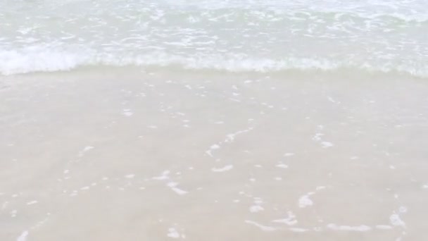 Морские Волны Разбивающиеся Пляже Белым Песком Красивые Природные Пейзажи Тропического — стоковое видео