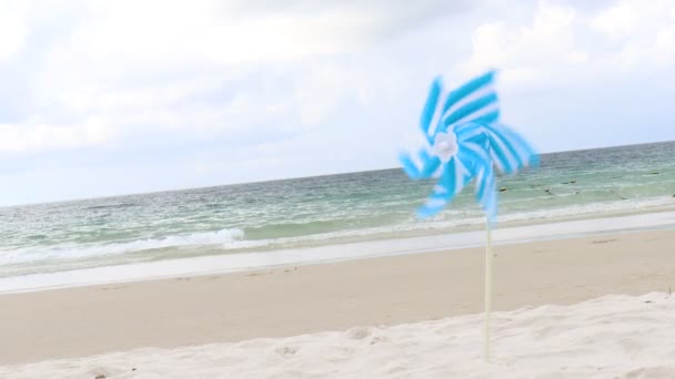 Modrý Větrník Hračka Točení Bílé Písečné Pláži Barevné Větrné Turbíny — Stock video