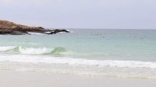 Ocean Fale Rozbijając Się Białym Piasku Plaży Piękna Scena Naturalna — Wideo stockowe