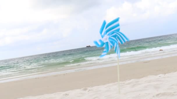 Juguete Molino Azul Girando Playa Arena Blanca Turbina Viento Colorido — Vídeo de stock