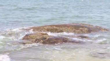 Okyanus dalgaları kayalıklara çarpıyor. Tropikal yaz denizinin güzel doğal manzarası. 