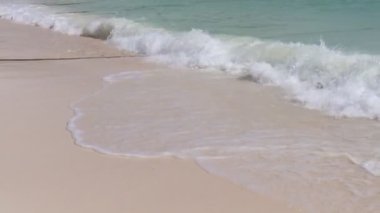 Okyanus dalgaları beyaz kumsala çarpıyor. Tropikal yaz deniz sahilinin güzel doğal manzarası..